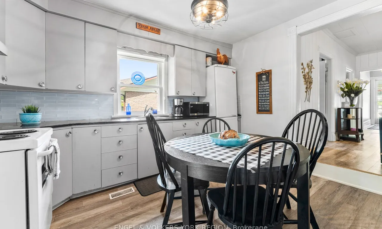 Detached living room at 19180 Centre St East Gwillimbury