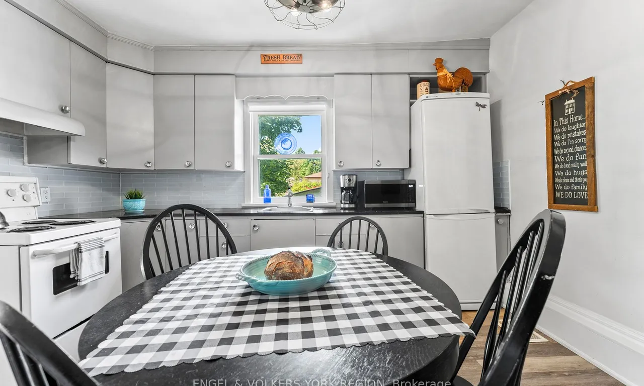 Detached kitchen at 19180 Centre St East Gwillimbury