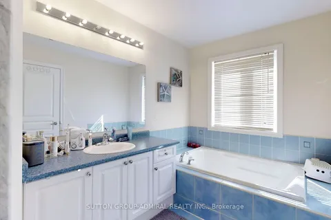 25 Thistle Ave, Richmond Hill, ON L4E 0B7