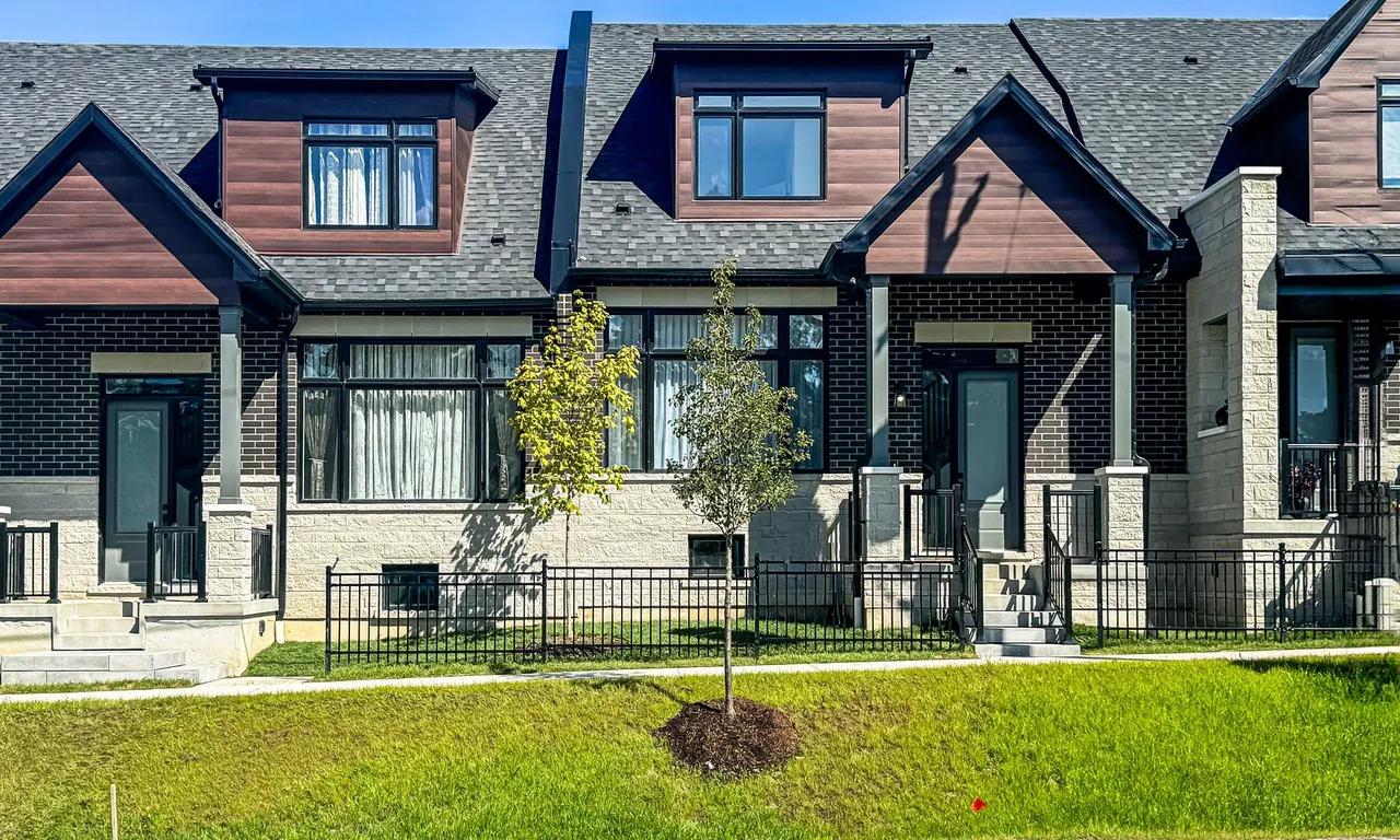 6 Vern Robertson Gate, Uxbridge, ON L9P 0R9