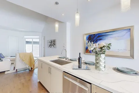 6 Vern Robertson Gate, Uxbridge, ON L9P 0R9