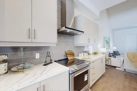 6 Vern Robertson Gate, Uxbridge, ON L9P 0R9