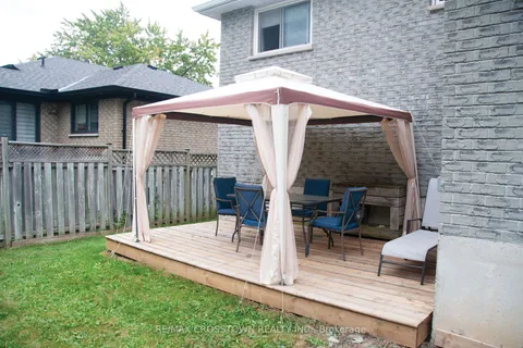 104 Crown Cres, Bradford West Gwillimbury, ON L3Z 2M2