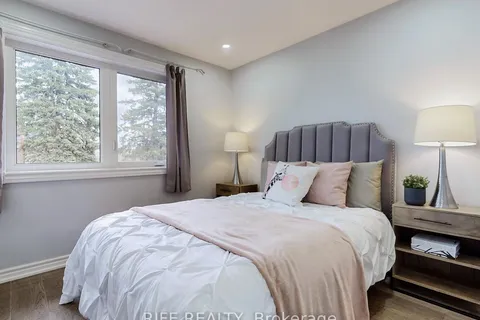 12 Sherwood Forest Dr, Markham, ON L3P 1P7