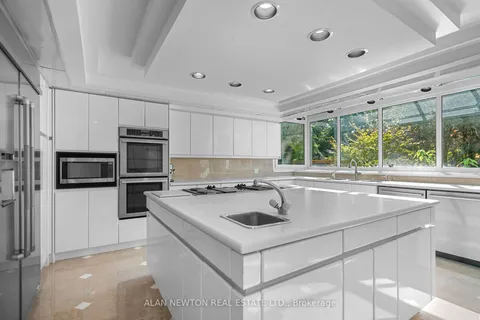 107 Rodeo Dr, Vaughan, ON L4J 4Y4
