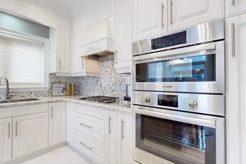 15 Juglans Cres, Whitchurch-Stouffville, ON L4A 1S5