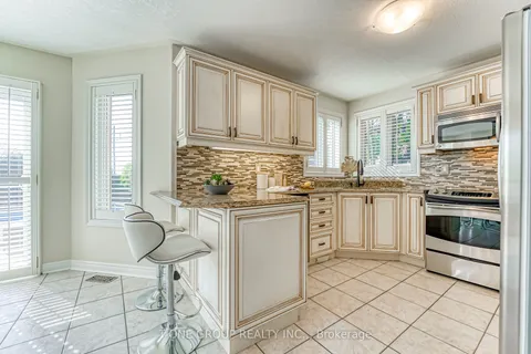 11 SAINT Ave, Bradford West Gwillimbury, ON L3Z 3E6