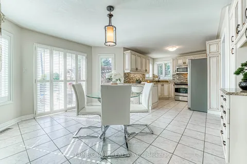 11 SAINT Ave, Bradford West Gwillimbury, ON L3Z 3E6