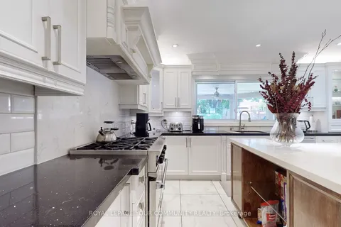 211 Centre St, Richmond Hill, ON L4C 3P9