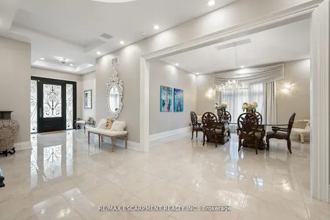 12 Morning Cres, Aurora, ON L4G 2E3