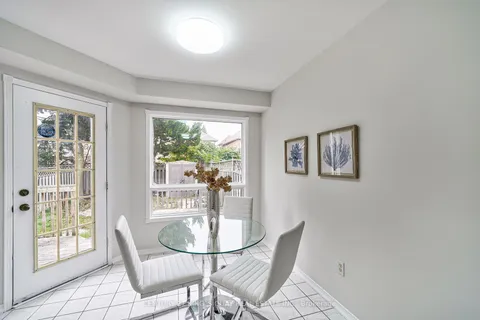 8 Hollidge Blvd, Aurora, ON L4G 7H2