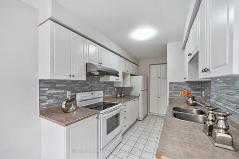 8 Hollidge Blvd, Aurora, ON L4G 7H2