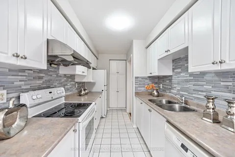 8 Hollidge Blvd, Aurora, ON L4G 7H2