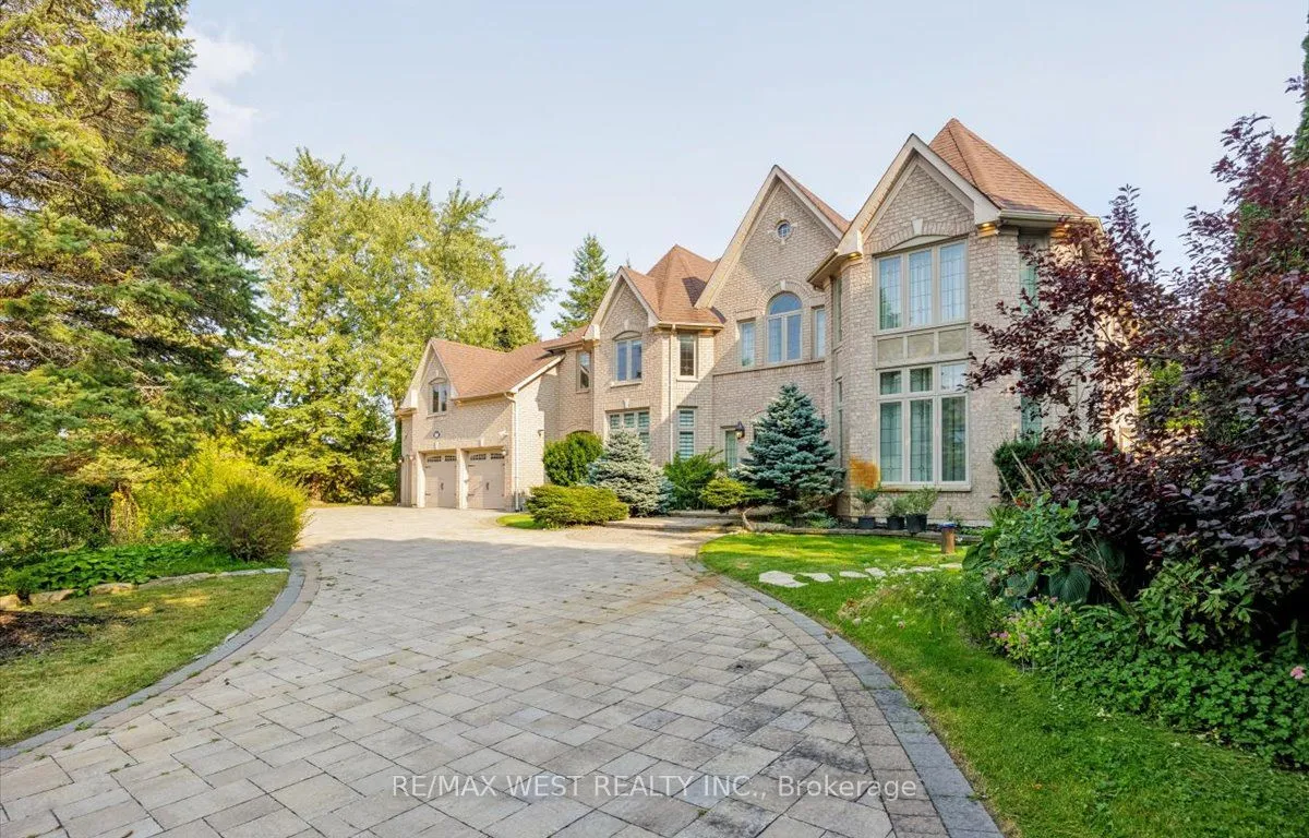 2 Waterford Lane, Whitchurch-Stouffville, ON L4A 2C1