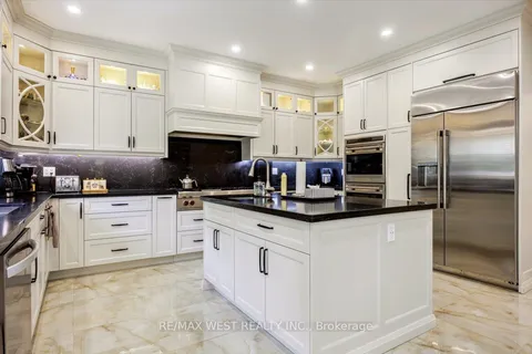 2 Waterford Lane, Whitchurch-Stouffville, ON L4A 2C1