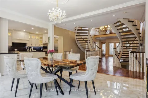 2 Waterford Lane, Whitchurch-Stouffville, ON L4A 2C1