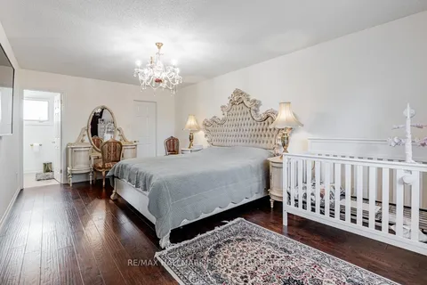 9 Addison St, Richmond Hill, ON L4C 7M2