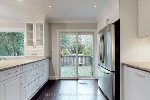 9 Sundown Crt, Vaughan, ON L4J 3V4