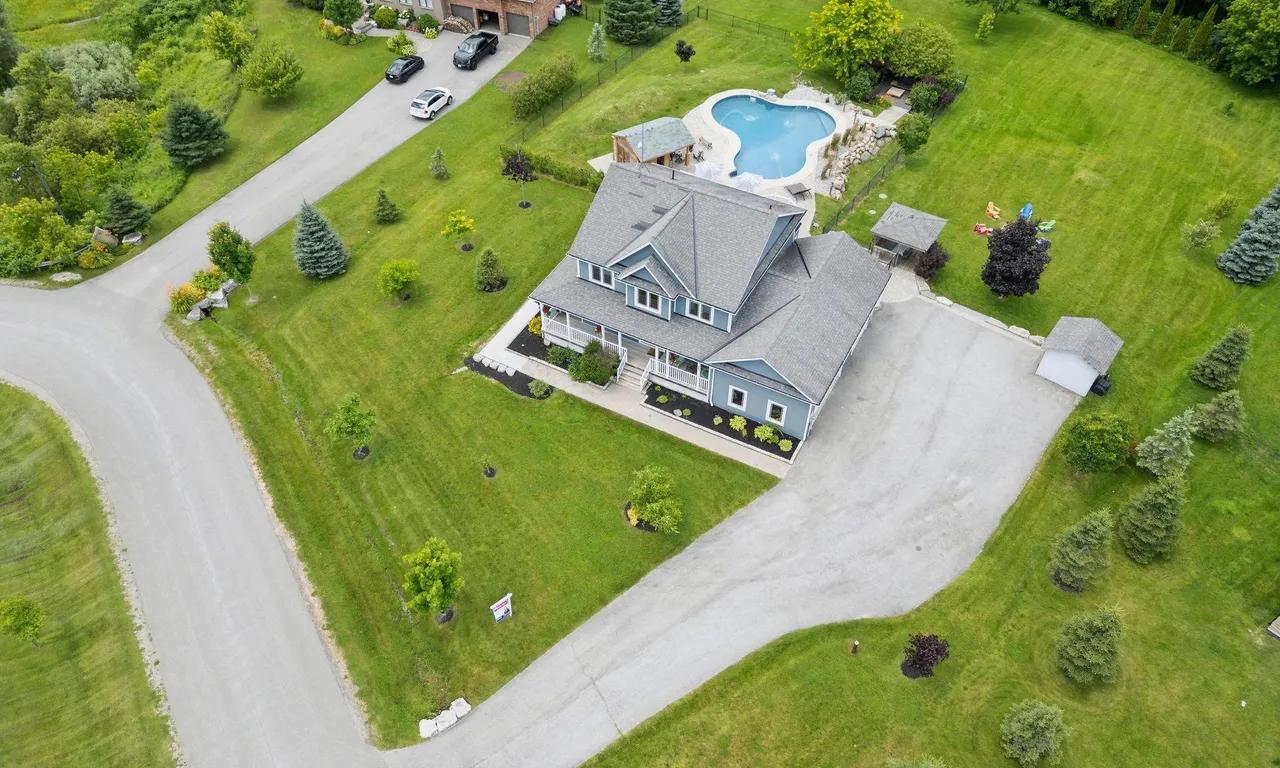 27 Bagshaw Cres, Uxbridge, ON L9P 0A9