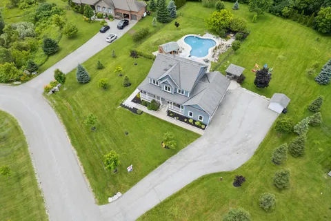 27 Bagshaw Cres, Uxbridge, ON L9P 0A9