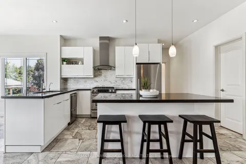 27 Bagshaw Cres, Uxbridge, ON L9P 0A9