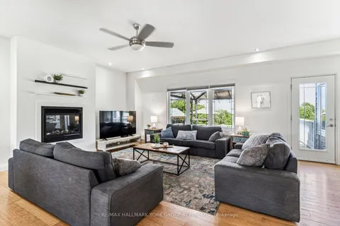 27 Bagshaw Cres, Uxbridge, ON L9P 0A9