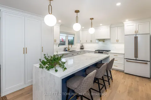 171 Walton Dr, Aurora, ON L4G 3S2