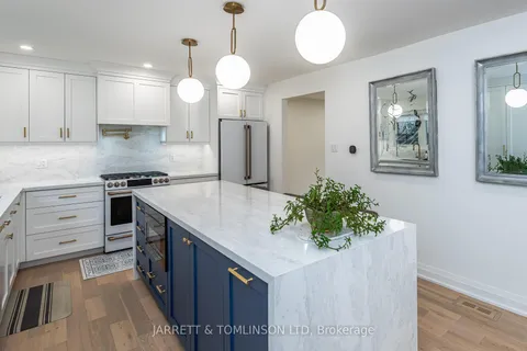 171 Walton Dr, Aurora, ON L4G 3S2