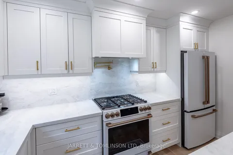 171 Walton Dr, Aurora, ON L4G 3S2