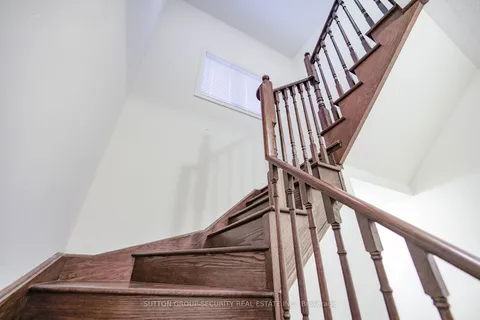 36 Cobb St, Aurora, ON L4G 0W8