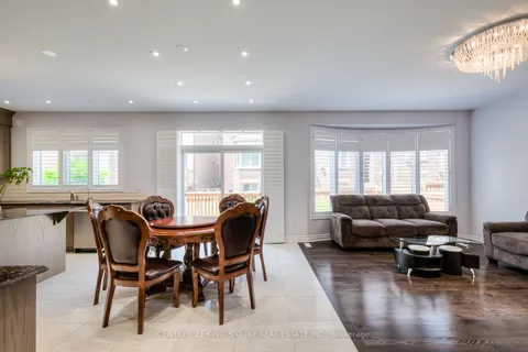 18 Manila Ave, Markham, ON L6C 0W1