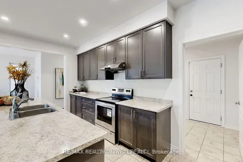74 Robb Thompson Rd, East Gwillimbury, ON L0G 1M0