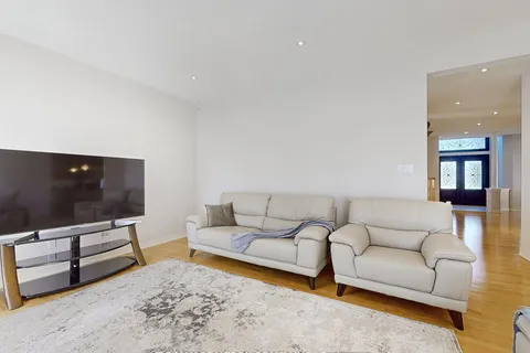 127 Snively St, Richmond Hill, ON L4E 4N9