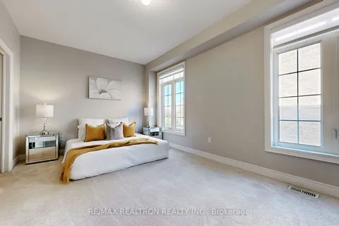 8 Kingsville Lane, Richmond Hill, ON L4C 7V6
