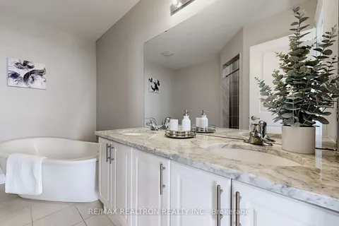 8 Kingsville Lane, Richmond Hill, ON L4C 7V6