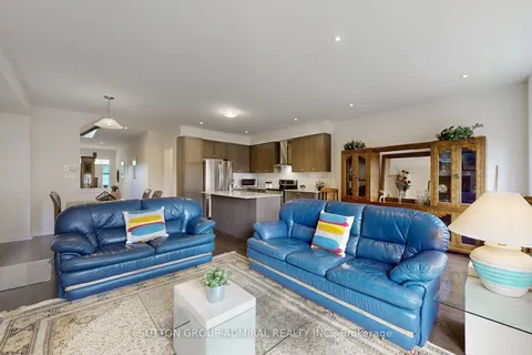 11 Thornapple Lane, Richmond Hill, ON L4E 0E7