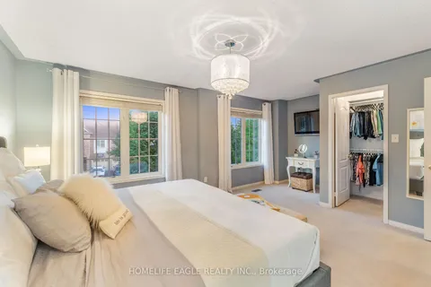 165 Hartford Cres, Newmarket, ON L3X 2Z4