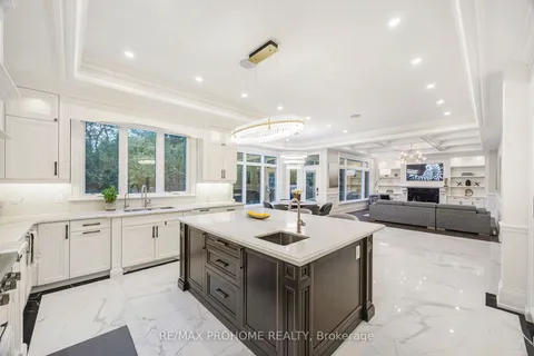 16 Emily Carr St, Markham, ON L3R 2K4