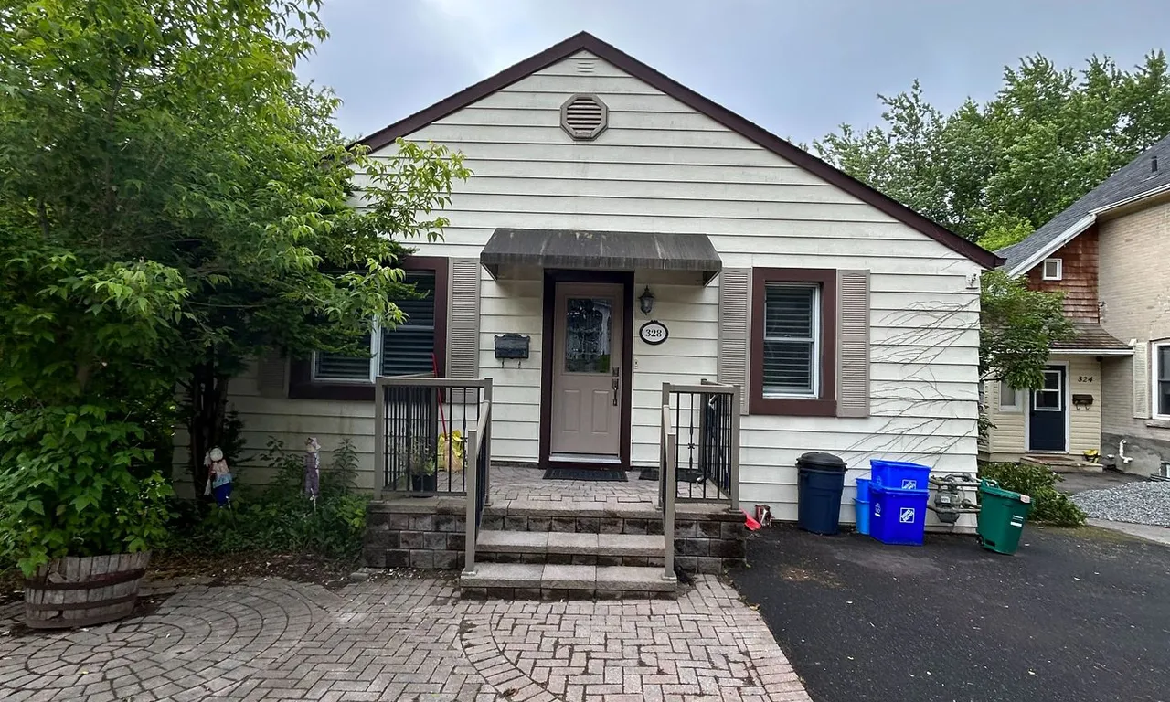 328 Andrew St, Newmarket, ON L3Y 1H3
