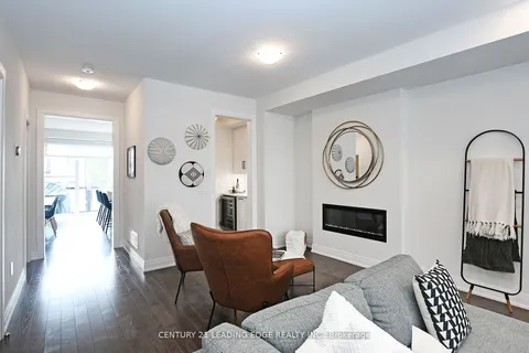 209 Vermont Ave, Newmarket, ON L3X 0M7