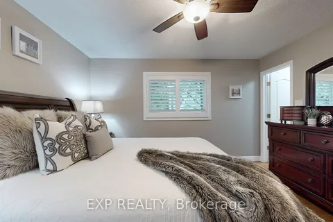 8 Amberglen Crt, East Gwillimbury, ON L9N 1J6