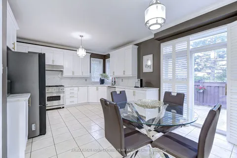 17 Montcalm Blvd, Vaughan, ON L4H 2M5