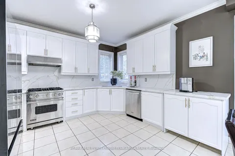 17 Montcalm Blvd, Vaughan, ON L4H 2M5