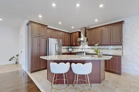 718 Peter Hall Dr, Newmarket, ON L3X 2T1