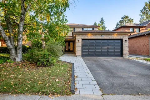 97 Golf Links Dr, Aurora, ON L4G 3V4