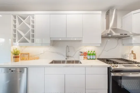 97 Golf Links Dr, Aurora, ON L4G 3V4