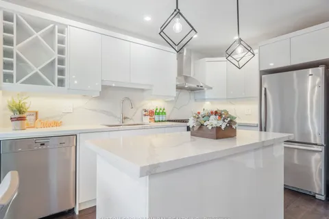 97 Golf Links Dr, Aurora, ON L4G 3V4