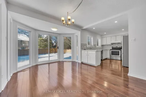 22 The Bridle Tr, Markham, ON L3R 4E9