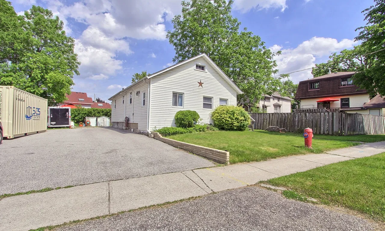 145 Wesley St, Newmarket, ON L3Y 3N9