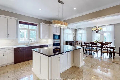 62 Carisbrooke Circ, Aurora, ON L4G 0K4